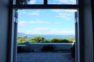 okno z widokiem na ocean z domu w obiekcie 11 WESTCLIFF RENTALS w mieście Hermanus