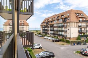 widok z balkonu budynku apartamentowego w obiekcie Le Grand Cap w mieście Villers-sur-Mer