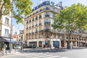 duży budynek na rogu ulicy miejskiej w obiekcie Exceptional Haussmannian apartment- Heart of Paris w Paryżu