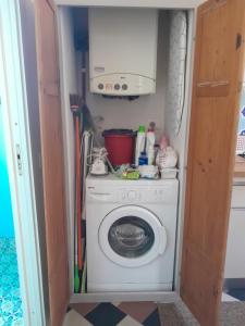 een wasmachine en droger in een kleine kamer bij Ventisette in Cremona