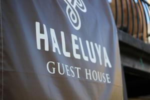 Znak z napisem "Halleluia guest house" na ścianie w obiekcie 晴家(HALELUYA) Guest House w mieście Fujikawaguchiko