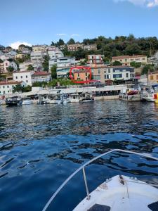 een uitzicht op een haven met boten in het water bij App Lori in Rabac