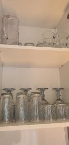 une bande de vases en verre assis sur une étagère dans l'établissement Къща за гости Свети Йоан Кръстител, à Varna