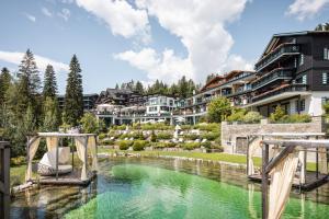uma ponte sobre um rio com edifícios ao fundo em Alpin Resort Sacher em Seefeld no Tirol