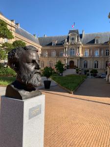 une statue d'un homme devant un bâtiment dans l'établissement Sòlfar - Amiens (hypercentre), à Amiens