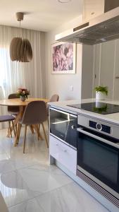 Kuchyň nebo kuchyňský kout v ubytování Ocean View Luxury Apartment