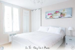 Un dormitorio blanco con una cama blanca y una ventana en Les Maisons de Maje - Le T2-T3, en Honfleur