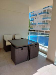 ein Büro mit einem Schreibtisch und Blick auf ein Gebäude in der Unterkunft Piles residencial Blaumar del 1 al 10 de julio in Piles