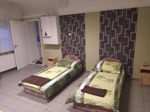 Postel nebo postele na pokoji v ubytování Pingpong Apartman
