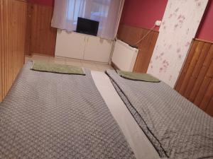 Postel nebo postele na pokoji v ubytování Pingpong Apartman
