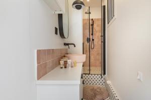 uma pequena casa de banho com chuveiro e WC em Exceptional Haussmannian apartment- Heart of Paris em Paris