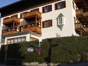 ein Gebäude mit Balkon auf der Seite in der Unterkunft Aparthotel Fackler in Tegernsee