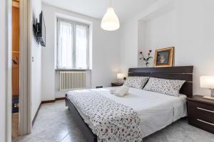 Un dormitorio blanco con una cama grande y una ventana en [VILLA LECCO] FREE Wi-Fi, Parking & Bike Service, en Lecco