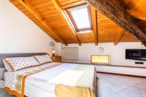duża sypialnia z łóżkiem i telewizorem w obiekcie [VILLA LECCO] FREE Wi-Fi, Parking & Bike Service w mieście Lecco