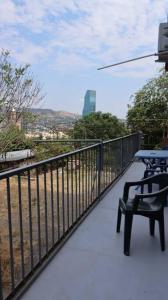 d'un balcon avec deux chaises, une table et une clôture. dans l'établissement Stylish Apartment in the city center, à Tbilissi
