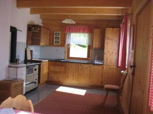 A kitchen or kitchenette at Almhütte Tschiernock