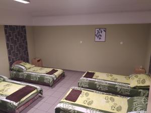 Postel nebo postele na pokoji v ubytování Pingpong Apartman
