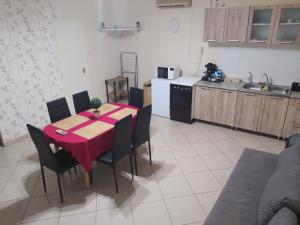 Kuchyň nebo kuchyňský kout v ubytování Pingpong Apartman + 10 fotografií