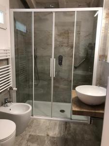 ein Bad mit einer Dusche, einem WC und einem Waschbecken in der Unterkunft VILLA CARLOTTA GRADO in Grado