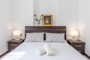 sypialnia z łóżkiem z dwoma szafkami nocnymi i dwiema lampami w obiekcie [VILLA LECCO] FREE Wi-Fi, Parking & Bike Service w mieście Lecco