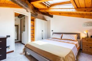 1 dormitorio con cama grande y techo de madera en [VILLA LECCO] FREE Wi-Fi, Parking & Bike Service, en Lecco