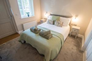een slaapkamer met een bed met handdoeken erop bij The Foxes Den in Assington