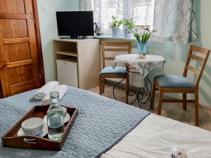 een kamer met een bed en een dienblad met een fles erop bij Fiord in Łeba