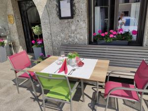 einen Holztisch und Stühle auf einer Terrasse in der Unterkunft Gasthof Post in Frankenmarkt