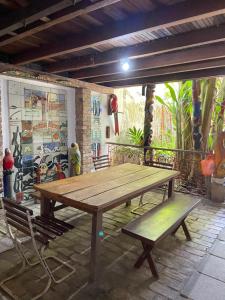 una mesa de picnic de madera y un banco en un patio en Pousada Alquimia, en Olinda