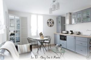 オンフルールにあるLes Maisons de Maje - Le T2-T3のキッチン、ダイニングルーム(テーブル、椅子付)