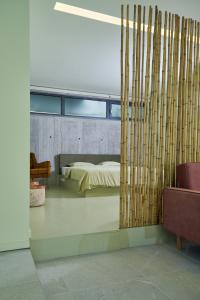 1 dormitorio con 1 cama en la cubierta superior de un barco en Olive suite, guesthouse by Villa Elia, en Markopoulo