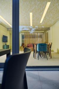 een eetkamer met een tafel en stoelen in een kamer bij Olive suite, guesthouse by Villa Elia in Markopoulon