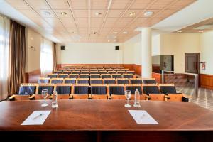 a large conference room with a table and chairs at Hotel Fontecruz Ávila in Avila +34 photos