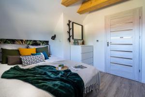 Postel nebo postele na pokoji v ubytování OW Mewa domki apartamenty nad jeziorem