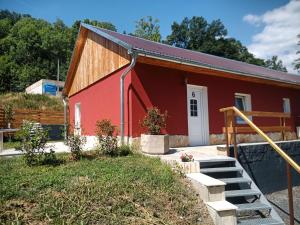 un fienile rosso con una scala che lo porta di Na červené louce relax Líbá 6 a Libá