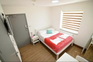 倫敦的住宿－London Suite，一间小卧室,配有床和窗户