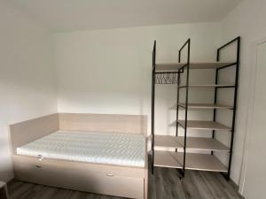 Rúm í herbergi á Apartmán LUEL