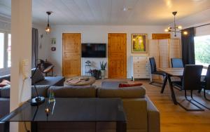 ein Wohnzimmer mit Sofa und Tisch in der Unterkunft Sleep Inn in Jomala