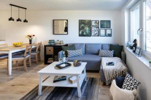 尼薩的住宿－OW Mewa domki apartamenty nad jeziorem，客厅配有沙发和桌子
