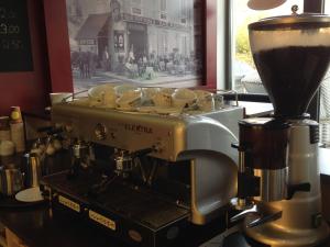 a coffee machine sitting on a counter with cups at Tankbar's Hotelchen in Heroldsberg