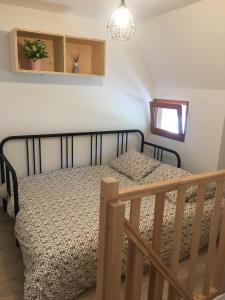 Un pat sau paturi într-o cameră la Maisonette 'La Toue' in Pyrenees National Park