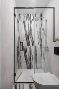Oia Room في لابين: حمام مع دش مع مرحاض ومغسلة