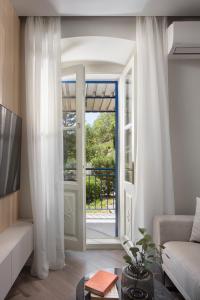 - un salon avec un canapé et une porte coulissante en verre dans l'établissement Oia Room, à Labin