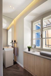 uma casa de banho com um lavatório e uma janela em Oia Room em Labin