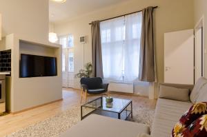Televízia a/alebo spoločenská miestnosť v ubytovaní Deluxe Studio In Party District. Ak2B