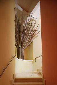 een trap met een grote spiegel in de badkamer bij Allegria in Udine