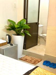 baño con aseo y maceta en NAMA HOTEL - Ninh Kieu Center en Can Tho