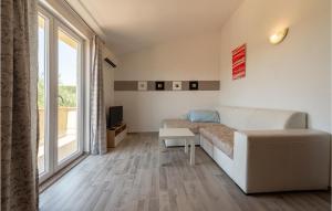 sala de estar con sofá, cama y ventana en 6 Bedroom Pet Friendly Home In Ljubac en Ljubač