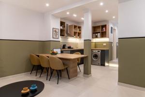 A kitchen or kitchenette at Mar25 by Smart Cozy Suites - In the heart of Athens - 9 minutes from metro - Available 24hr