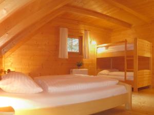 KlippitztorlにあるAlmhüttendorf Klippitztörlのキャビン内のベッドルーム1室(二段ベッド2組付)